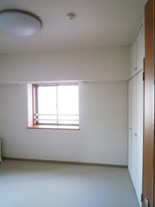 天井にアクセントクロスを施工して明るい洋室に 天井にアクセントクロスを施工して明るい洋室に